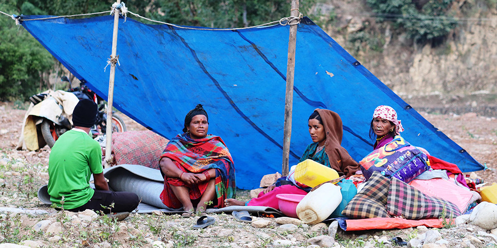 भूकम्पमा बाँचेकाहरु भन्छन् : ‘भाग्यले बचायो, अस्पतालसम्म आइपुगेका छौँ अब त केही नहोला कि’
